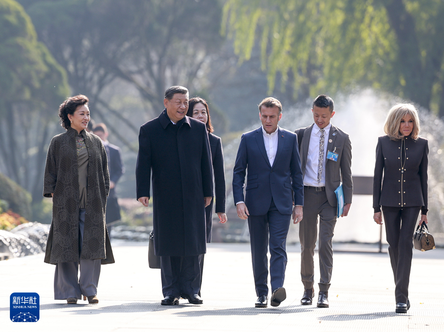 12月5日,国家主席习近平在四川省成都市都江堰同法国总统马克龙进行友好交流。这是两国元首夫妇沿堰功道边走边谈。 12月5日,国家主席习近平在四川省成都市都江堰同法国总统马克龙进行友好交流。这是两国元首夫妇沿堰功道边走边谈。
