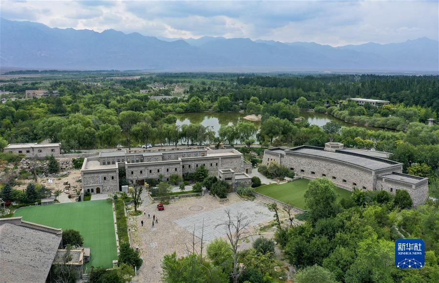 游客在宁夏志辉源石酒庄参观游玩（2020年7月22日摄，无人机照片）。