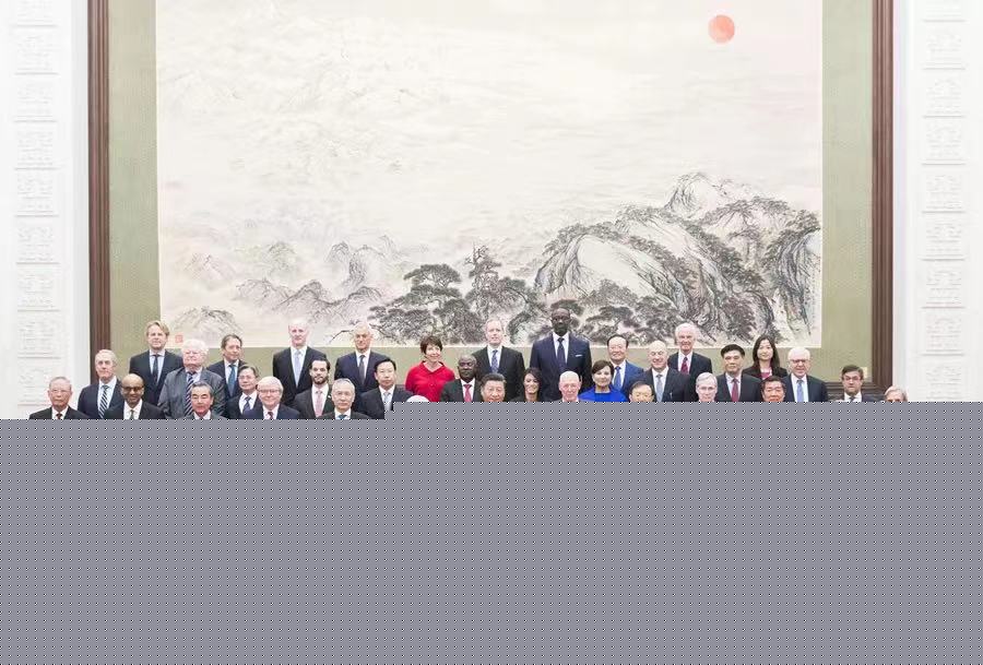 2019年11月22日，习近平在北京人民大会堂会见出席2019年“创新经济论坛”外方代表。这是会见前，习近平同外方代表集体合影。