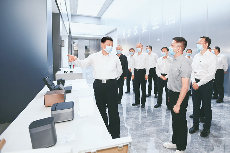 2022年6月8日，中共中央总书记、国家主席、中央军委主席习近平在四川考察。这是6月8日下午，习近平在宜宾市极米光电有限公司考察，了解企业自主创新和产品研发销售情况。